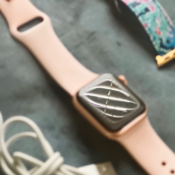 SOLD - Apple Watch Series 4 Rose Gold Titanium 40mm - Picture 4 of 6